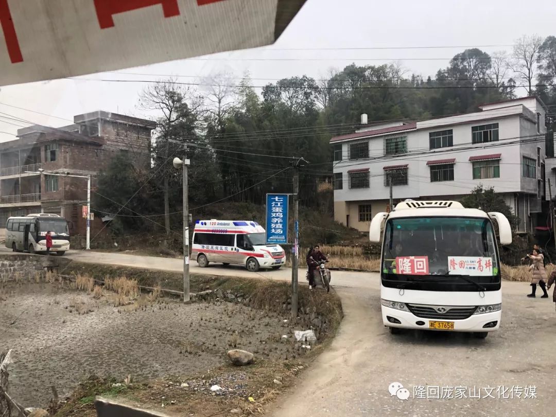 隆回七江发生一起交通事故,一人被撞当场身亡,车辆绕道行驶