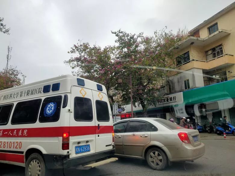 钦州一司机加塞与救护车抢道 行车记录仪视频曝光