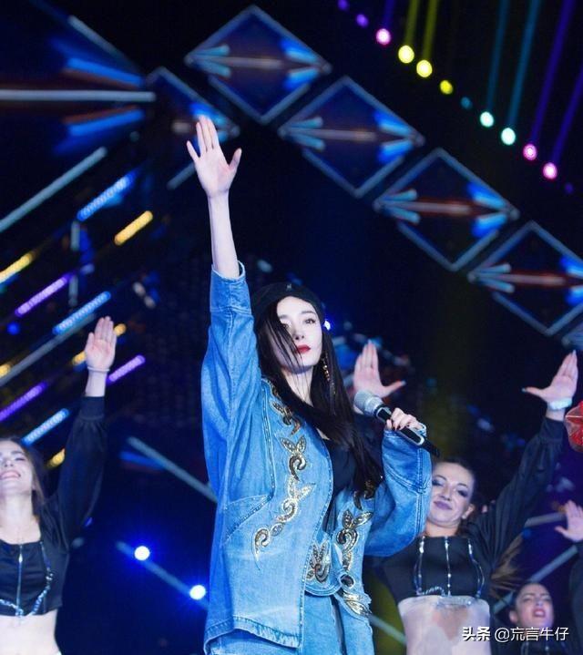 杨幂跨年晚会太高调,穿8545牛仔衣配6750超短裙
