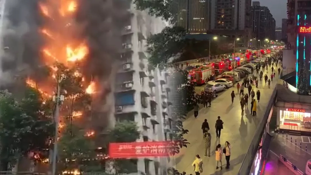 重庆高层住宅楼起火，众人推翻占道车，给消防车让路