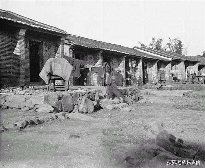 清末的广东阳江，当地官员看上蛮谦恭，一妇人拍照害羞捂着脸