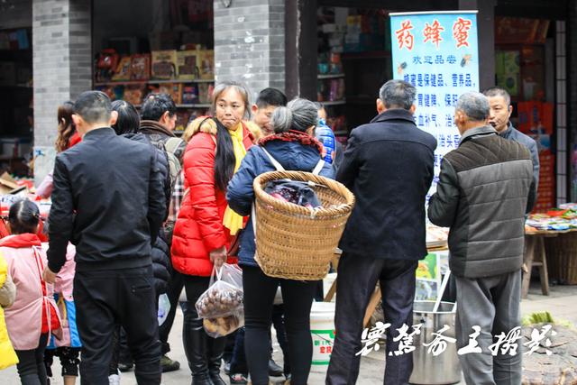 新年第一天来到重庆偏岩古镇，久违了的“女铁匠”却在集市上卖刀