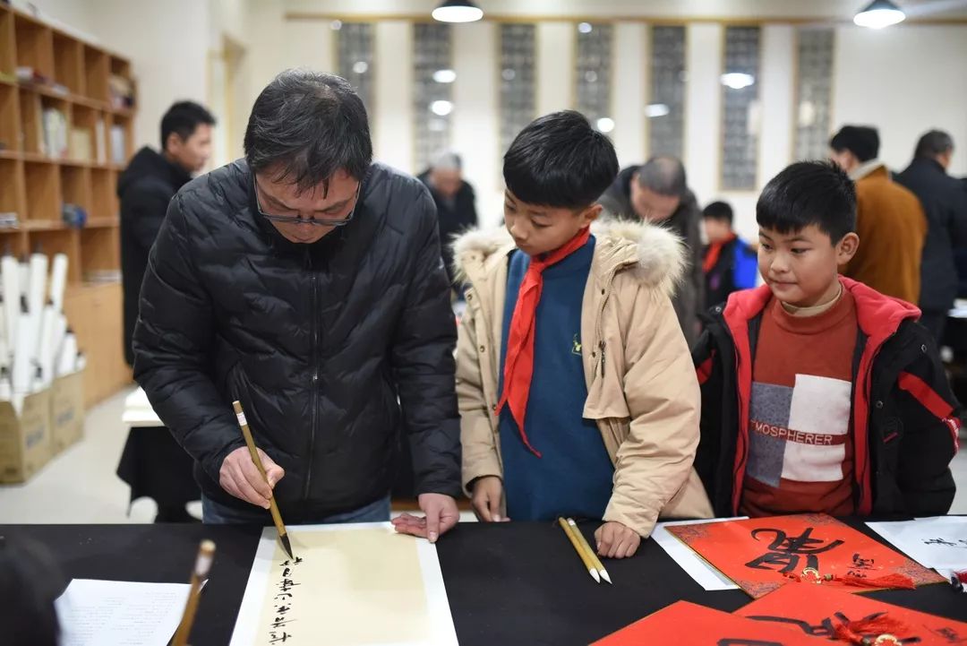 书画展硕果 墨香迎元旦 ——东河小学书法进校园活动