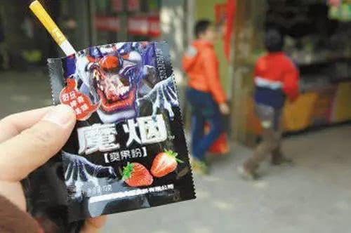 "白粉"零食在中小学校园流行,疑似教唆吸毒!家长务必提高警惕
