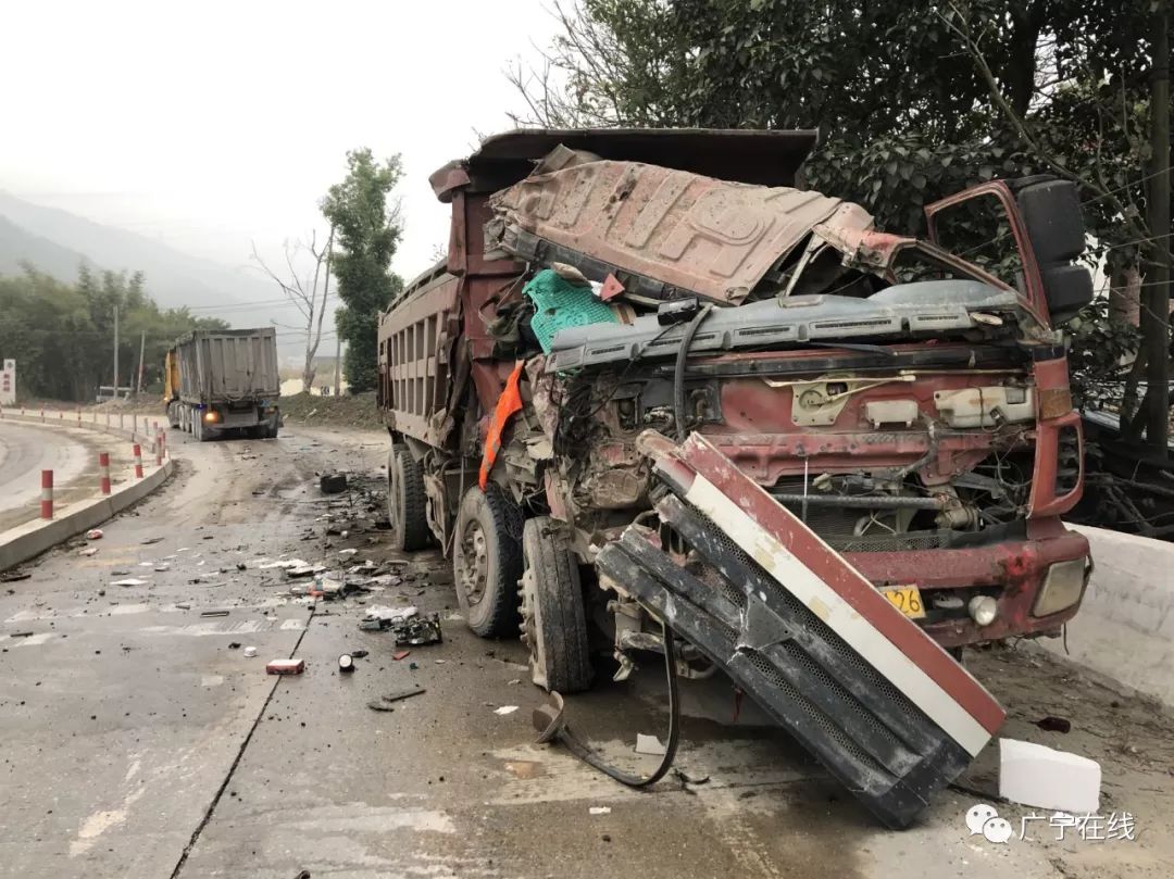 广宁县s263省道扶罗路段发生一起车祸,泥头车车头损毁严重
