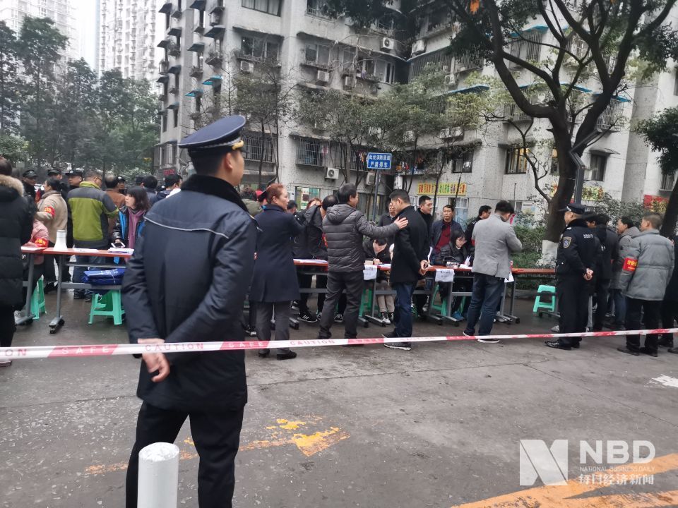 现场丨重庆加州花园火灾后续：住户已可回家拿东西