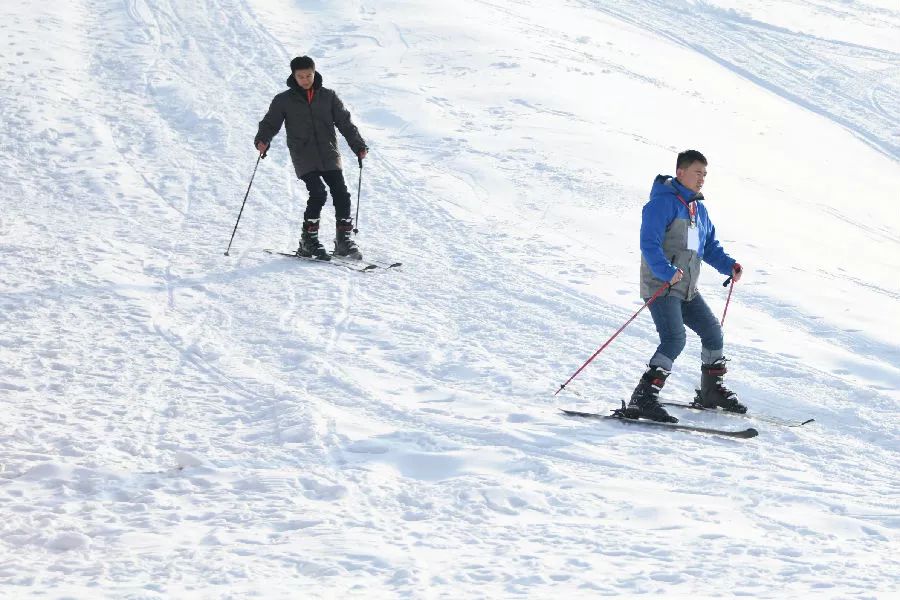 兰州新区首家滑雪场"冰雪新天地"开门纳客