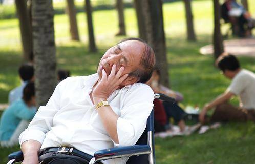 老人口眼歪斜_老人微信头像(3)