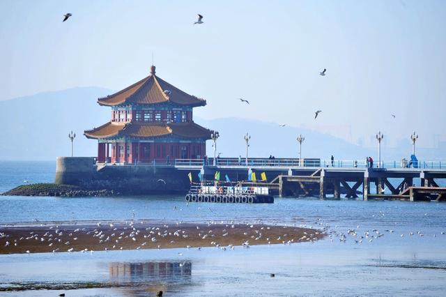 它是青岛海滨风景区的景点之一,也是青岛站毗邻最近的景点