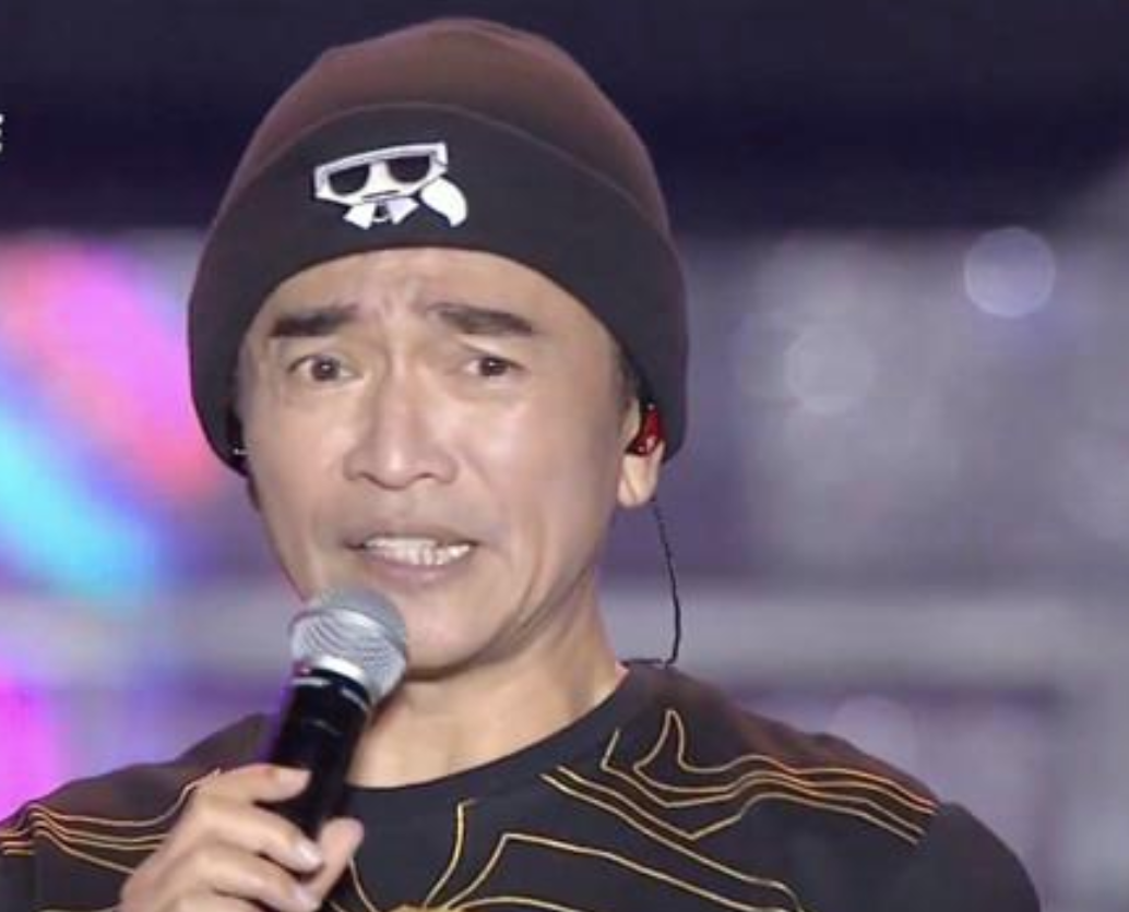 原创吴宗宪跨年表演被惊扰:男子骑摩托车上台,在台上淡定看宪哥演唱