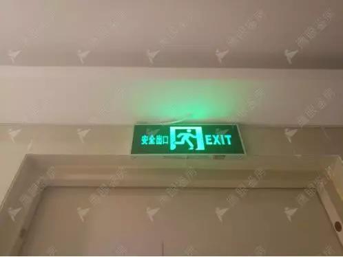 鹰眼调查:安全出口指示灯安装已做整改,现符合规范.