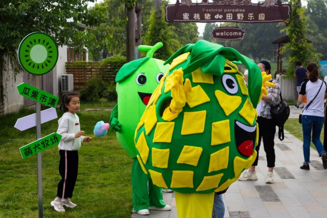 在5月的初夏,蜜桃村向往的生活缤纷瓜果季甜蜜开启,瓜果人偶大巡游