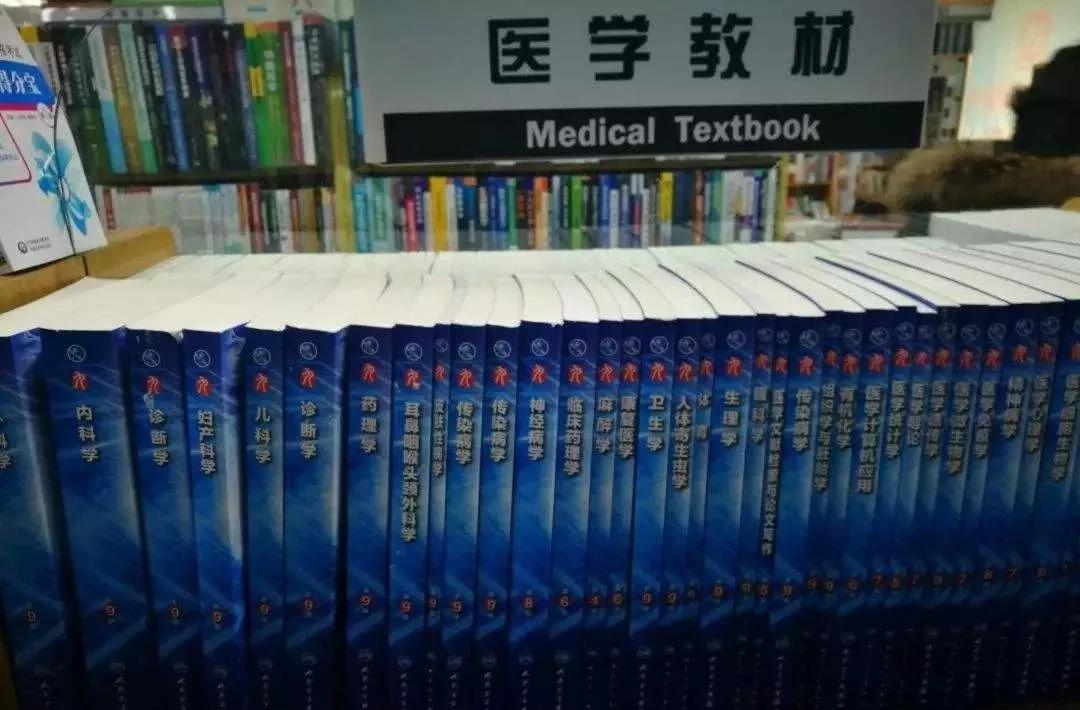 比如,医学生的期末,课本半米高,整本书都是考试重点,因为病人不会根据