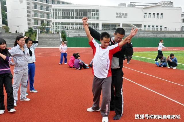 当体育老师晒出与数学老师的聊天记录：哈哈哈，太卑微了