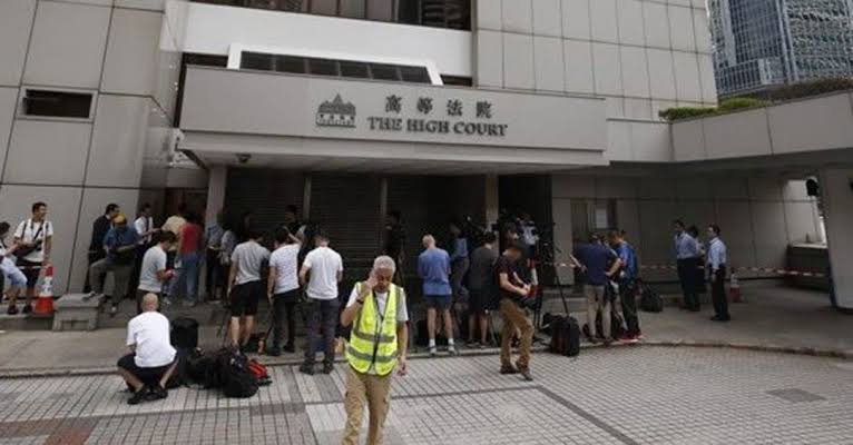 蒙面暴徒喷涂香港高院外墙侮辱法官刑事调查队已跟进_法治