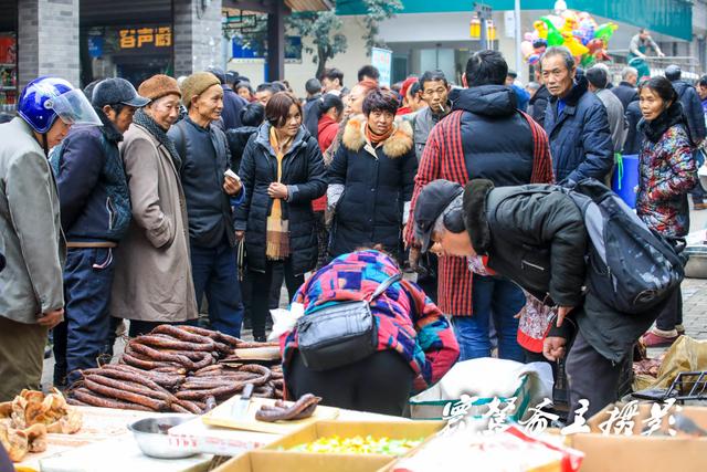 新年第一天来到重庆偏岩古镇，久违了的“女铁匠”却在集市上卖刀