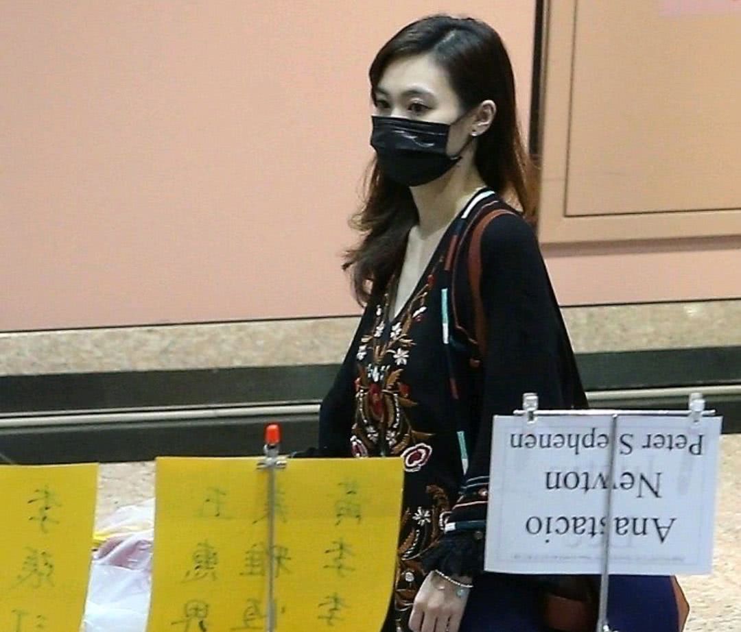 已婚男星与美女拥抱牵手,贺军翔方称好友聚会喝多了动作就热情了