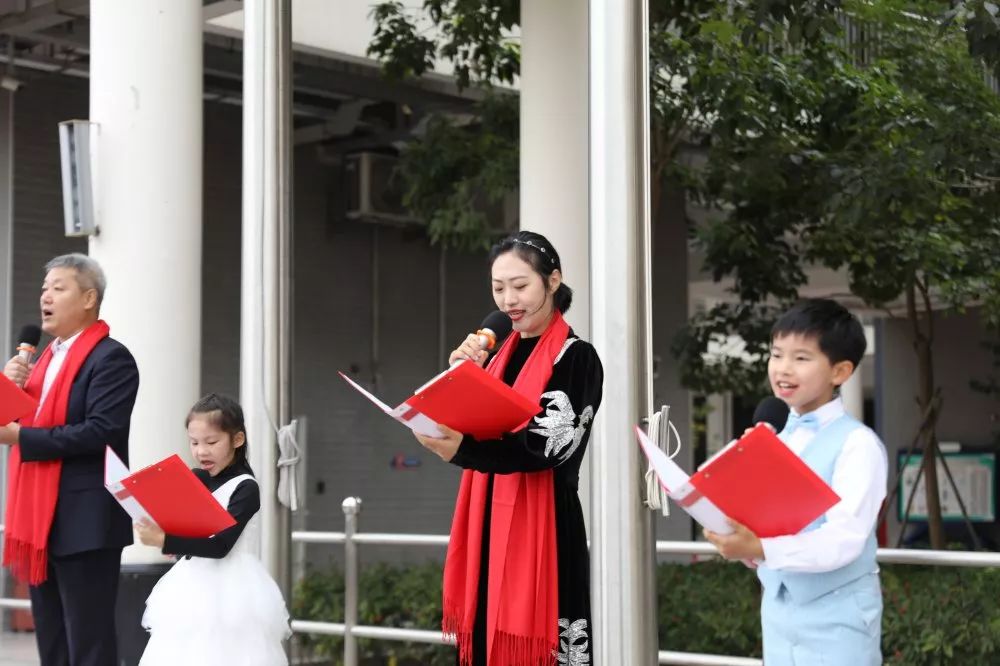 六一班叶欧文,刘伊轩带来歌曲《喜庆的日子《过新年》一年级小朋友