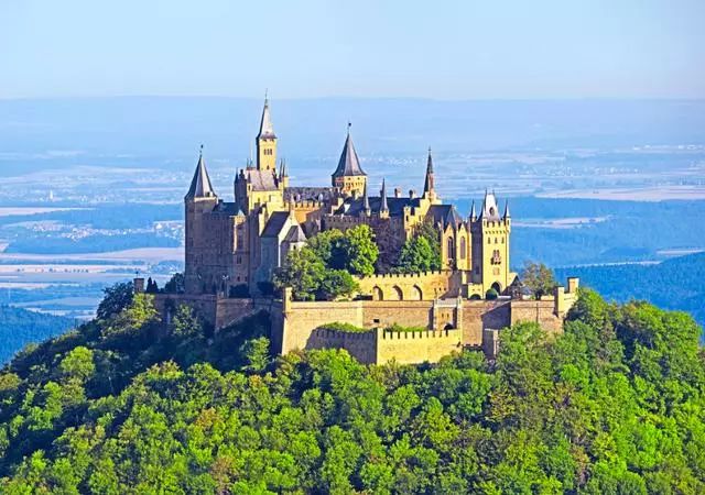 在德国之外,霍亨索伦城堡也位居欧洲五大和世界十大城堡之列,风景也