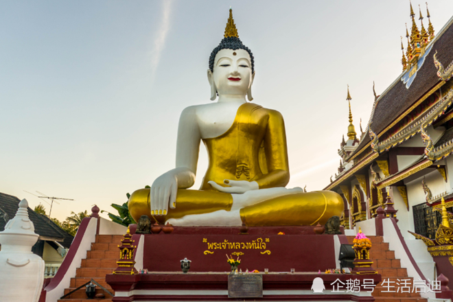 泰国最潮"网红寺庙,佛像不仅脚穿匡威,腰里还别着苹果手机