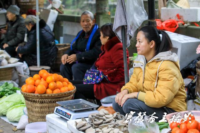 新年第一天来到重庆偏岩古镇，久违了的“女铁匠”却在集市上卖刀