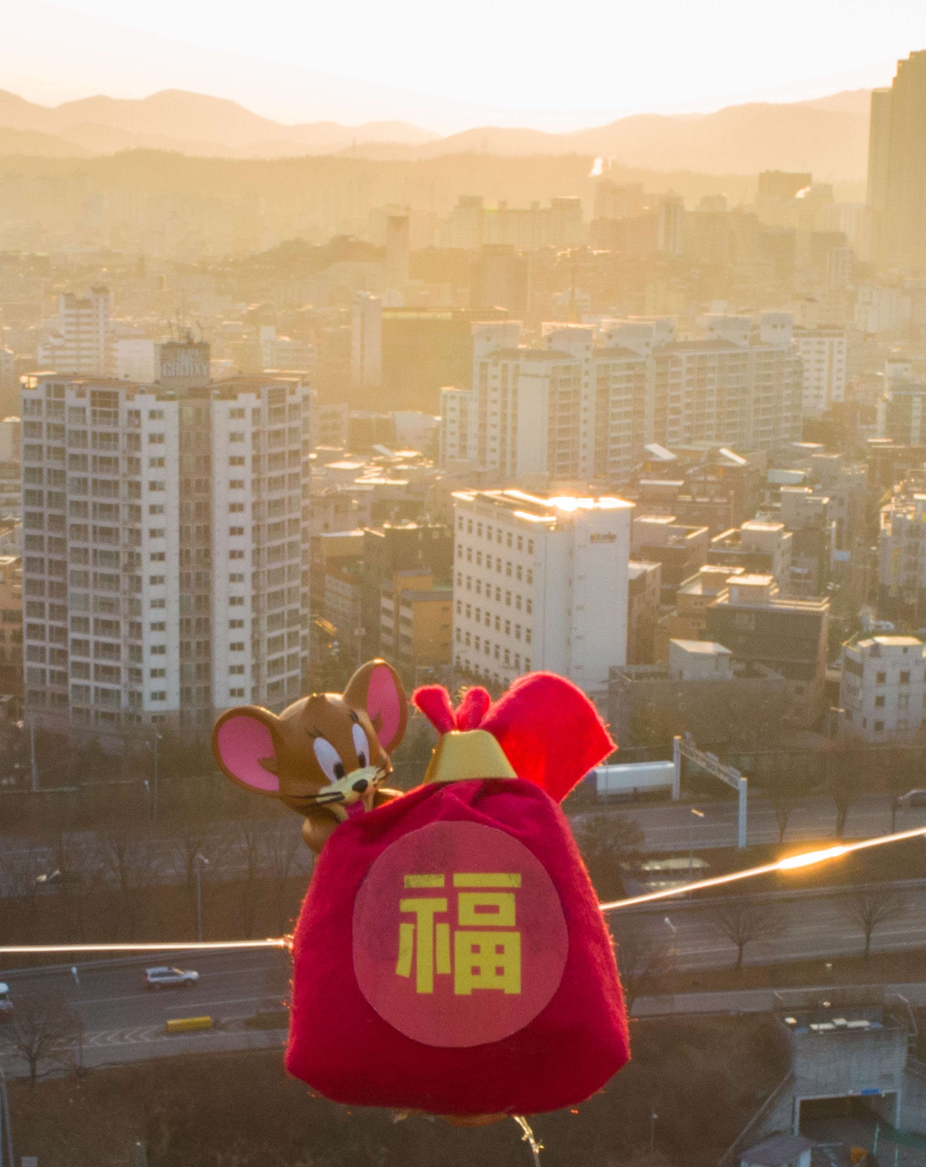 庚子新年来临韩国首尔“杰瑞鼠”福袋飞天啦