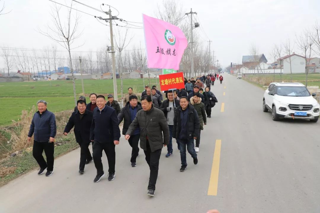 党委书记张兴浩领跑,迎接新的一年人大主席朱广科主持,鸣枪发令奏唱