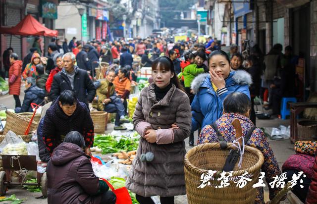 新年第一天来到重庆偏岩古镇，久违了的“女铁匠”却在集市上卖刀