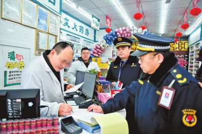 生活垃圾分类执法第一天 郑州开出17张整改通知书_居民小区