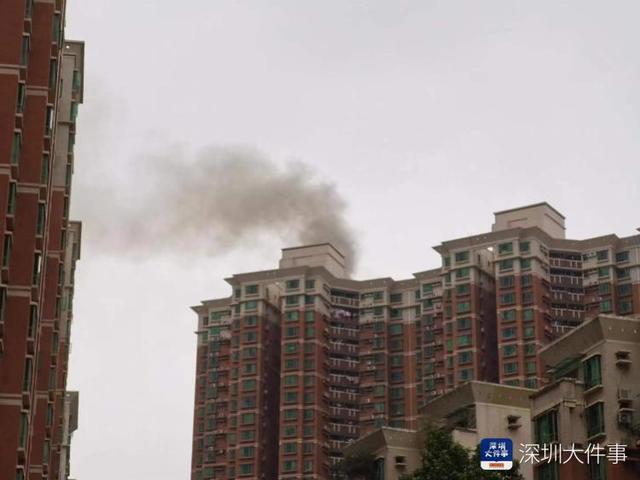 深圳一栋住宅27楼起火，火舌从窗户冒出，浓烟滚滚_梅林一村