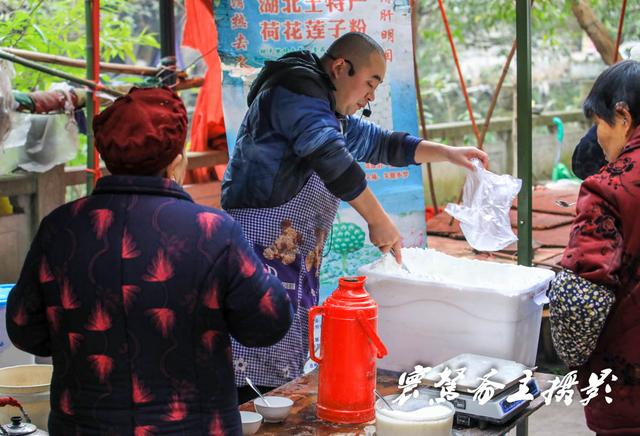 新年第一天来到重庆偏岩古镇，久违了的“女铁匠”却在集市上卖刀