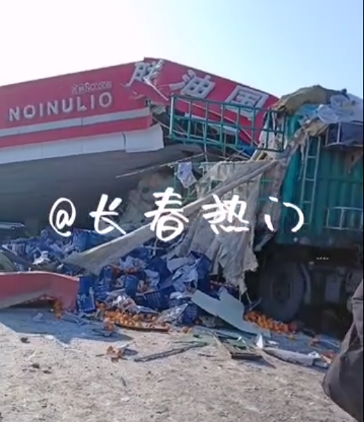 吉林省德惠市一加油站因交通事故造成倒塌!