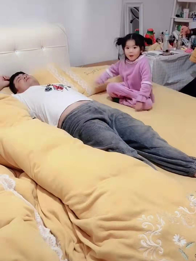妈妈让爸爸哄女儿睡觉 爸爸却率先睡着 女儿"嘘声"动作萌翻了