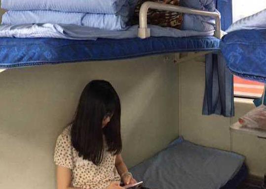 女子火车卧铺睡觉,一定要注意安全啊,以免给自己和别人照成尴尬