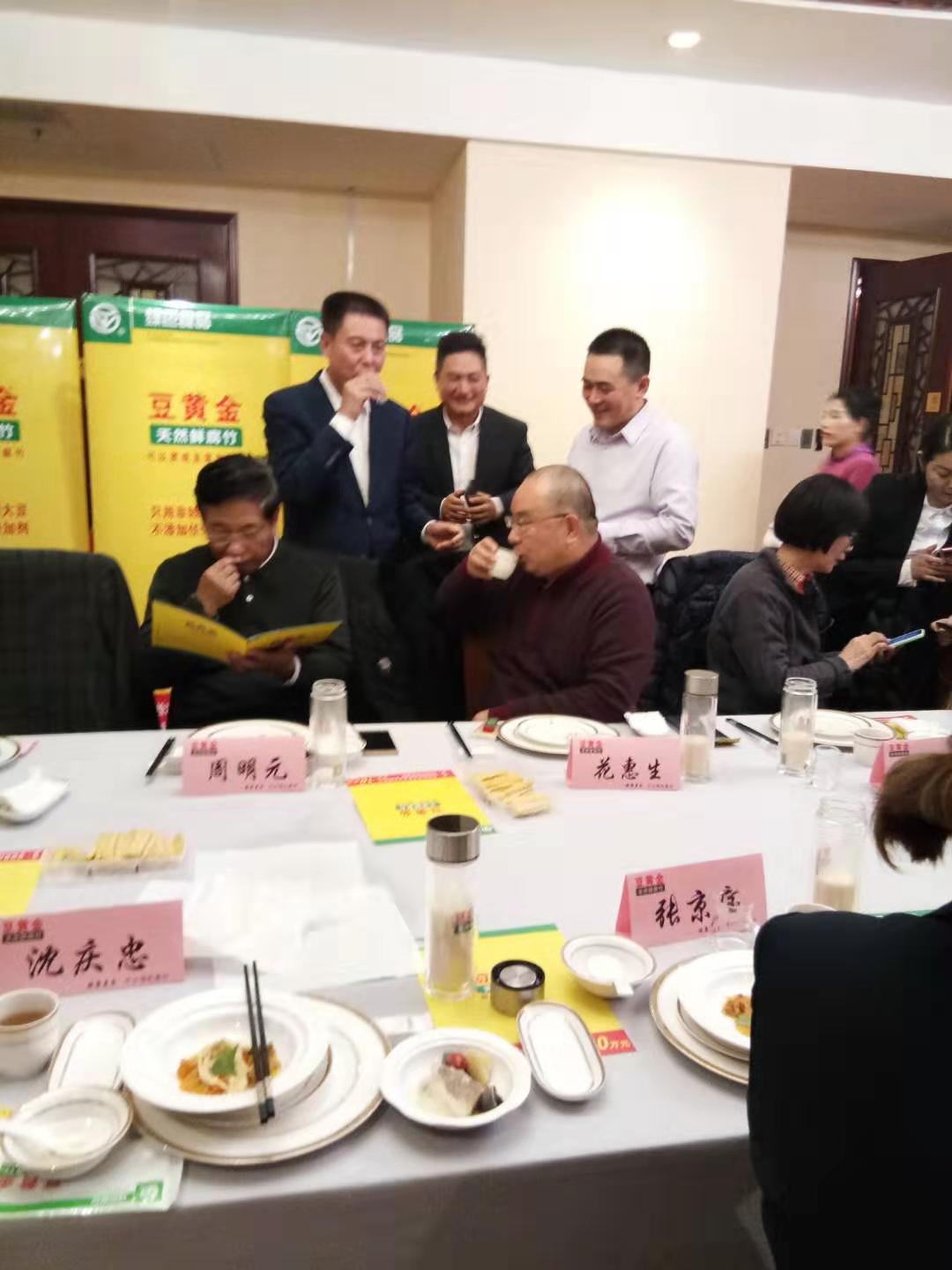 花惠生先生,江苏省烹饪协会秘书长周明元,南京市餐饮商会秘书长宋佳玲