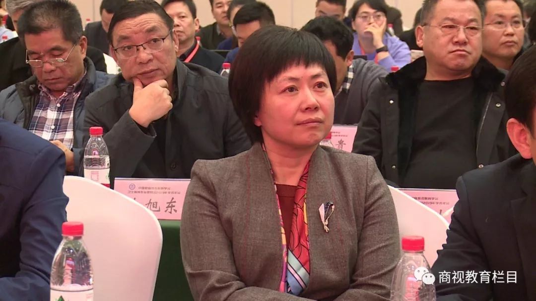 会上,胡世甫代表商丘医专向大会致欢迎词.