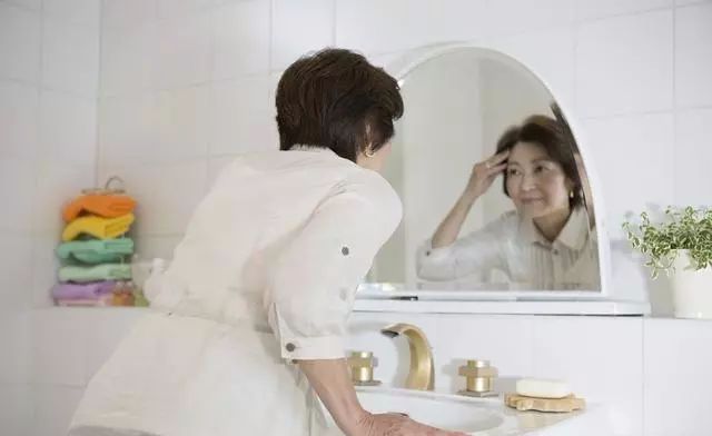 多少岁开始老花了 586936277f9a4e58b8c8b8c8848a1c26.jpeg