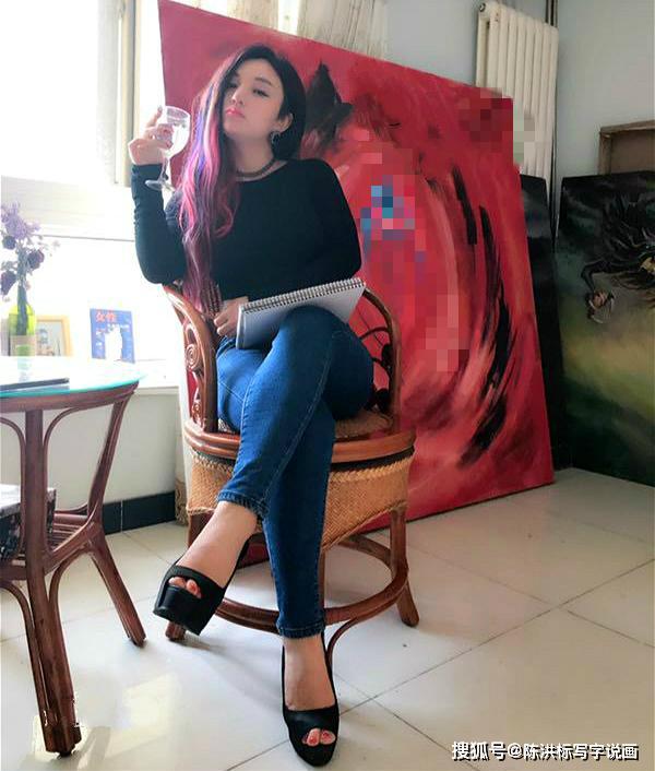 原创中央美院的才女，爱画自己人体，色彩艳丽，画面都不好意思看