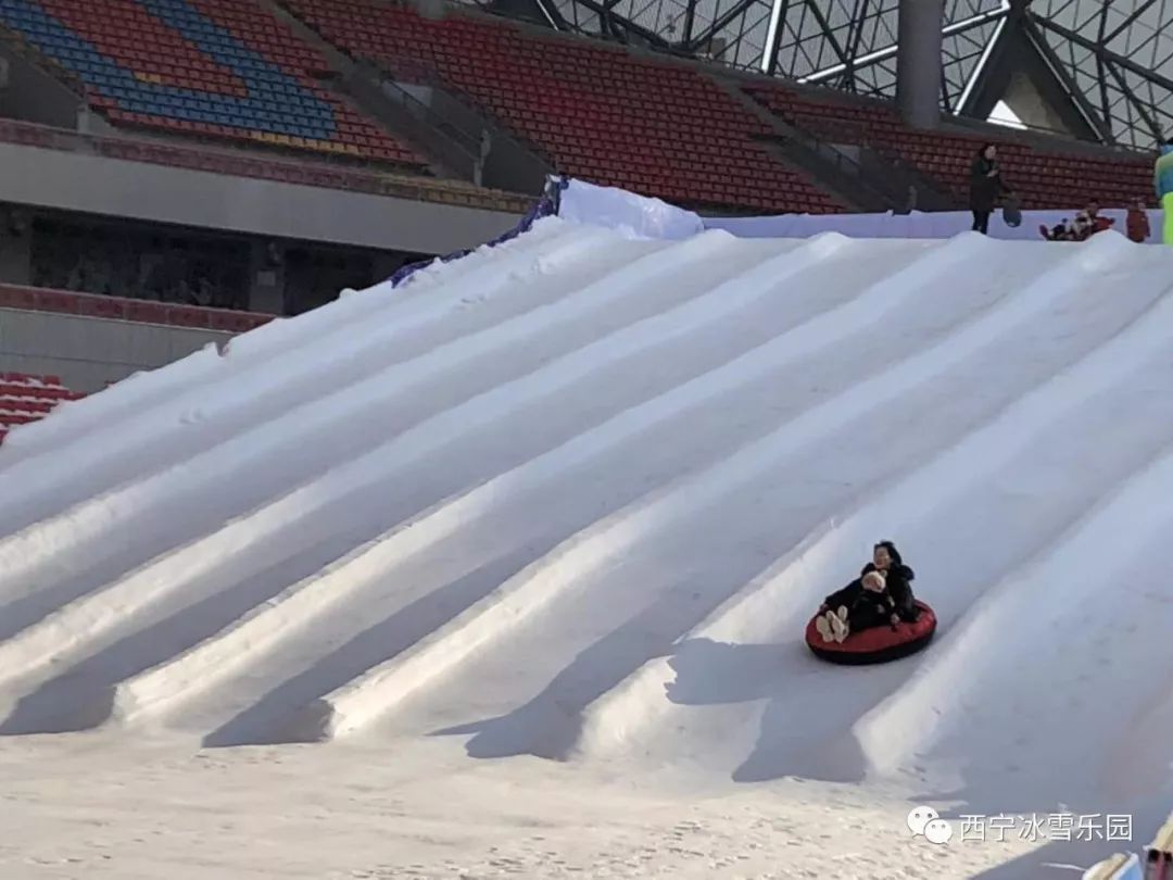 市中心竟藏了个冰雪乐园,雪地摩托,冰滑梯,堆雪人.快来一起嗨!