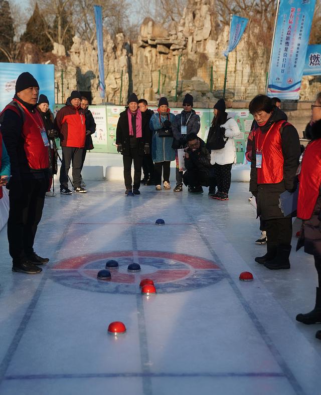第五届大众冰雪北京公开赛冰蹴球比赛举行