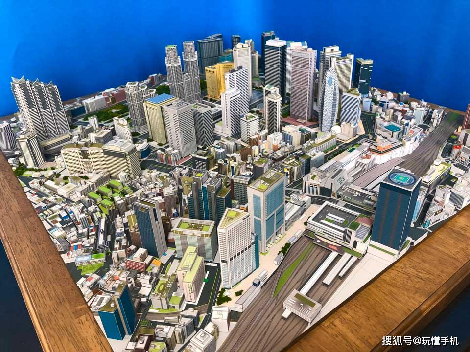 据悉,制作东京新宿这座纸模城市的作者是一位喜爱情景模型的普通工薪