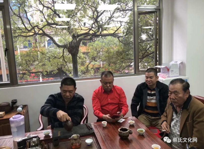 柯蔡宗亲总会"纪念旗一面与该会,并代替世界柯蔡宗亲总会理事长蔡振祥