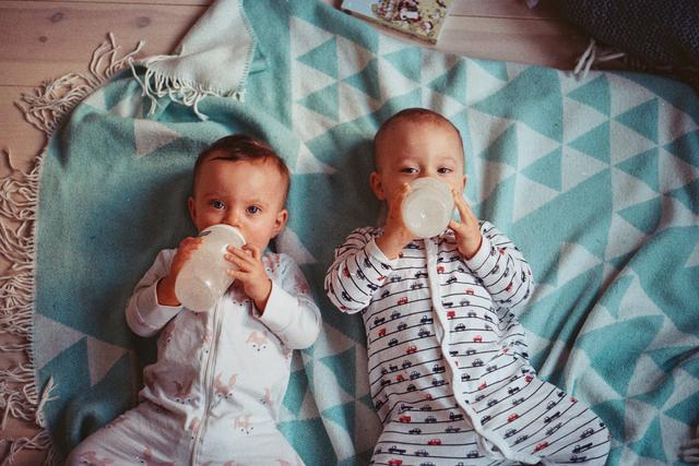 【宝宝喝完奶粉就睡，可能食物倒流窒息，妈妈一定要这样做】