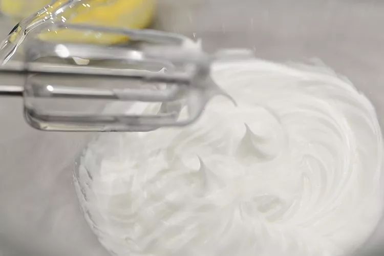 没有打蛋器怎么打发蛋白霜 99e975c0ff8045adabfeb9710296e522.jpeg