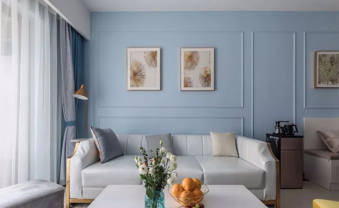 蓝色,灰色的窗帘呼应了背景墙与沙发的色彩,感觉很纯很干净,非常的