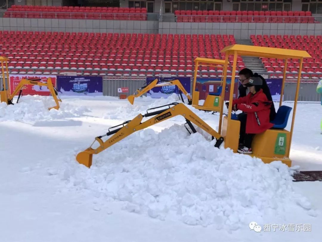 市中心竟藏了个冰雪乐园,雪地摩托,冰滑梯,堆雪人.快来一起嗨!