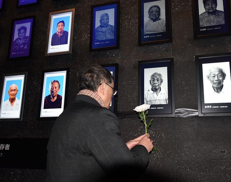 刚刚，南京大屠杀幸存者照片墙的灯又熄了三盏