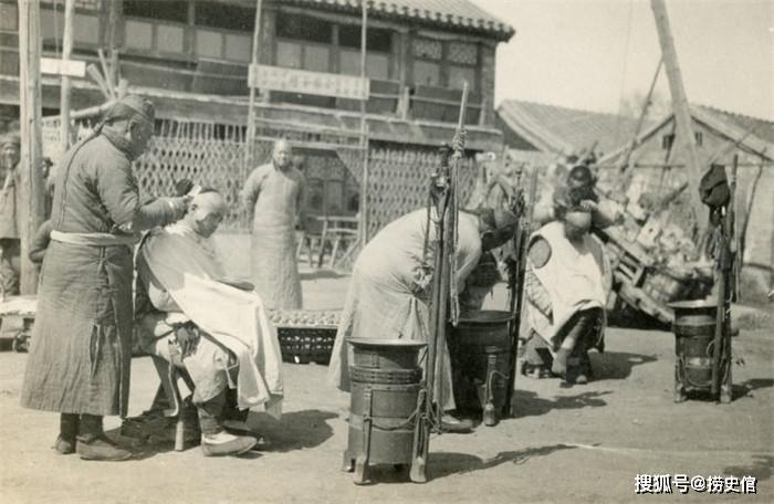 清末民初老北京,提着鸟笼的八旗子弟,留短发穿裙子的