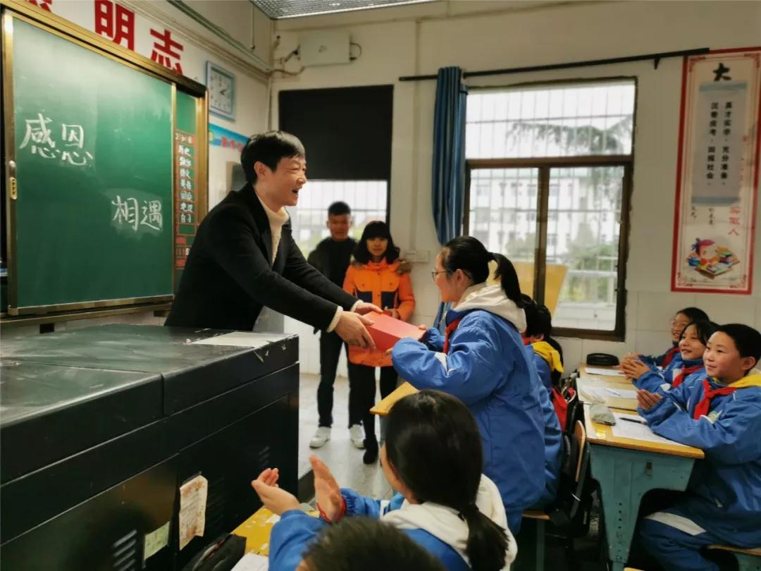 湘潭市益智中学校领导为孩子们派发新年礼物