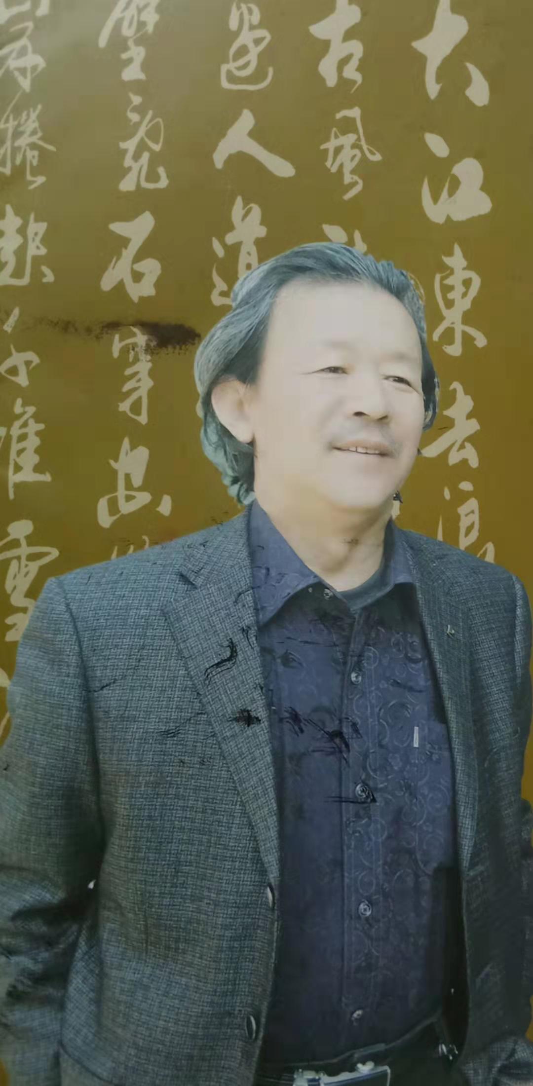 张书明山东青岛市人,号自越斋主.1955年生人,毕业于中国书法进修学院.